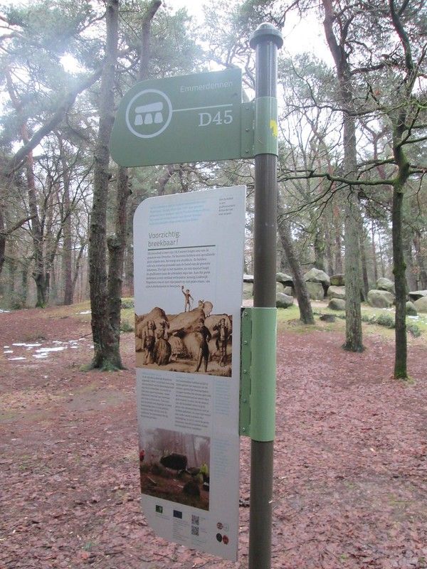 Signpost and information board on the walking path to Hunebed D45, Emmen