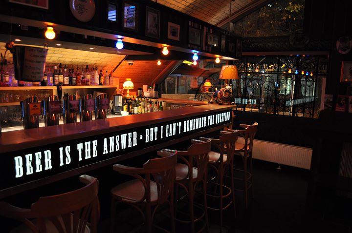 The Pub - Möpse trinken Bier Image