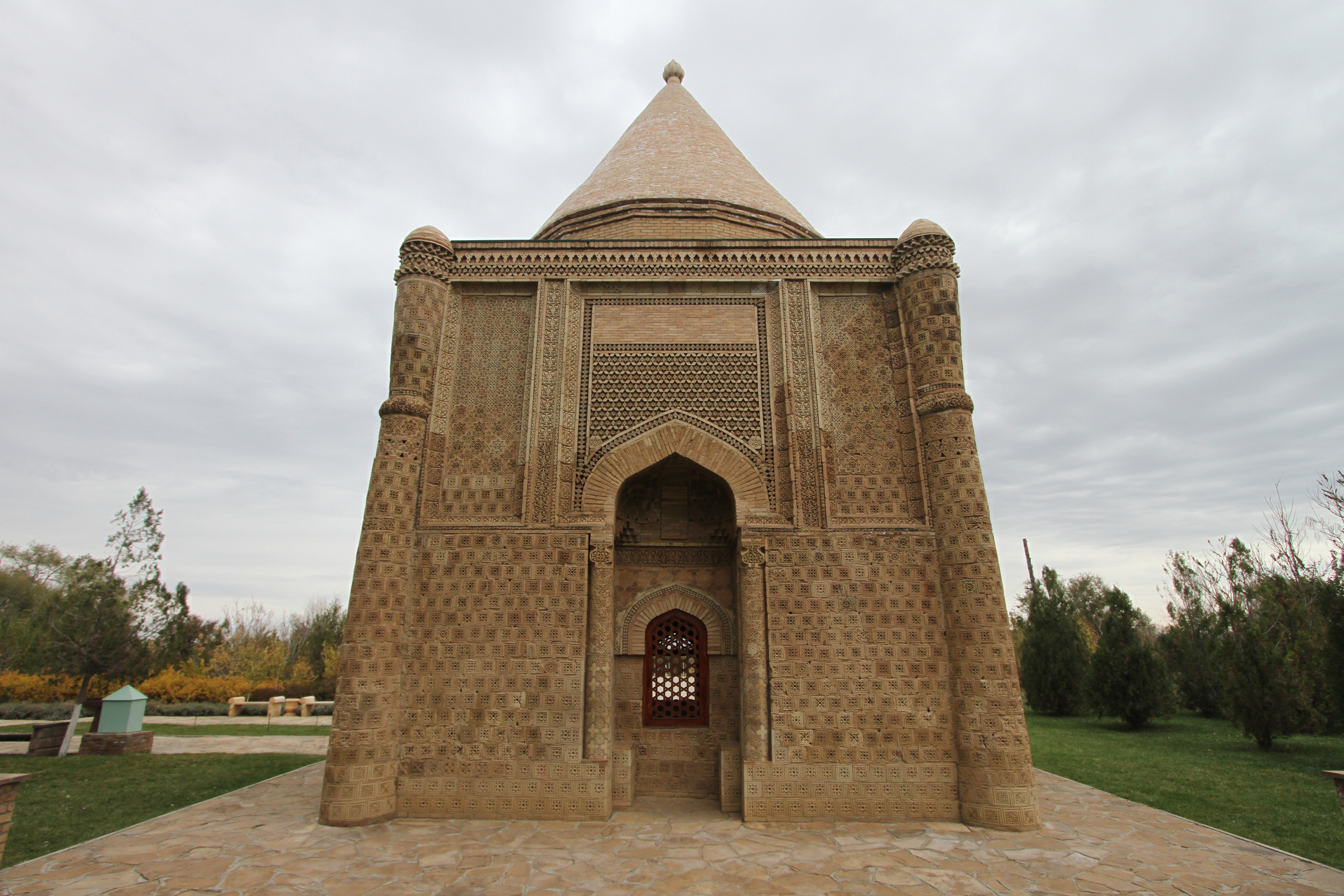 Aisha Bibi mausoleum Image