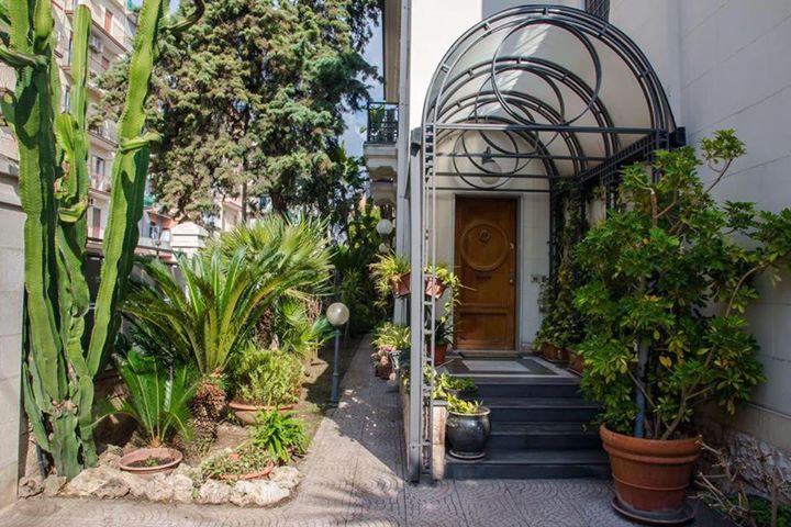 Villa Luigi XVI Bed & Breakfast Image
