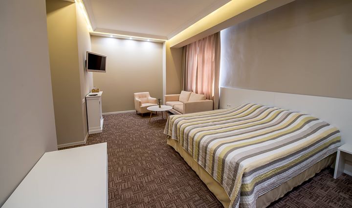 light hotel & hub Image