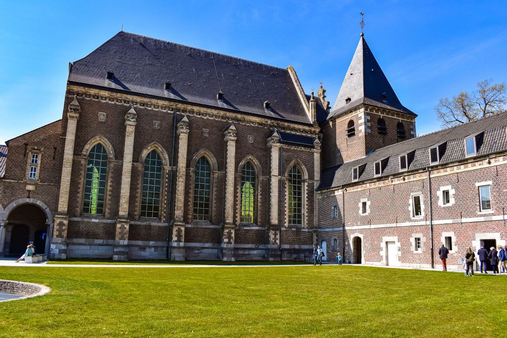 Walking group in the courtyard of Alden Bisen_Live the World