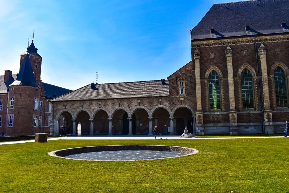 Walkers sitting in the courtyard of castle Alden Bisen, Belgium