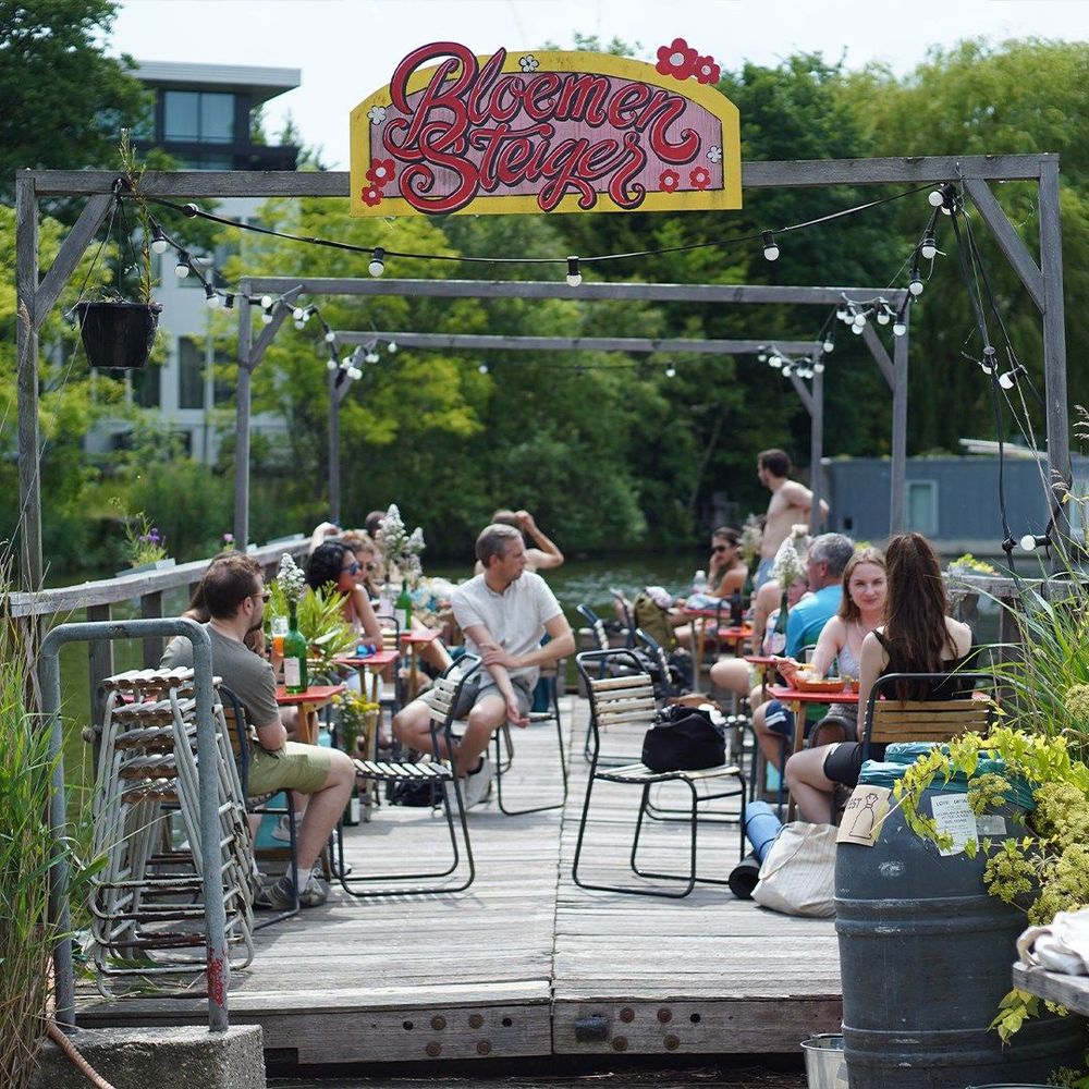 Café de Ceuvel terrace in the summer.