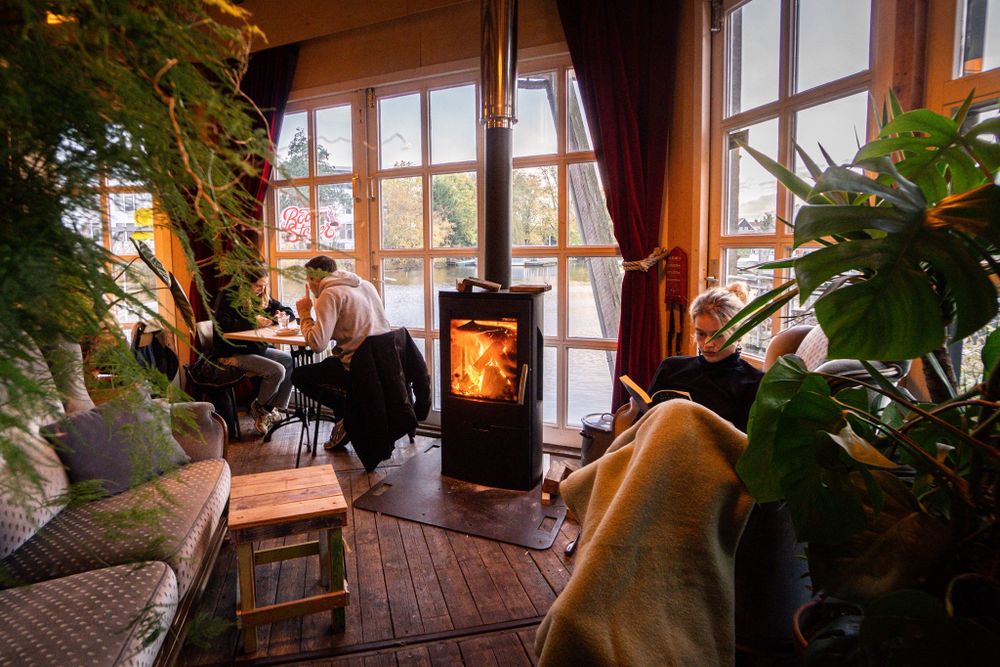 Café de Ceuvel cosy corner with fireplace.