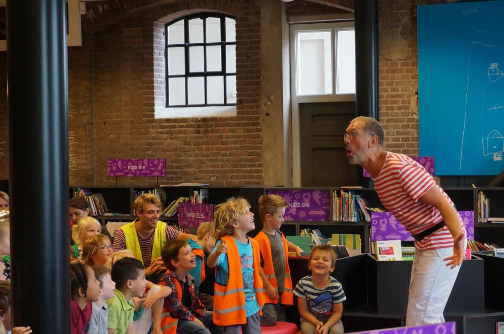 An entertainer with kids at the Cereolfabriek.