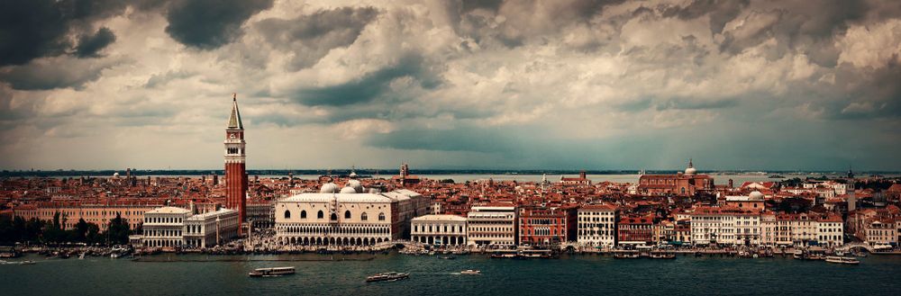 Carte Postale Ancienne Venise Italie - Panorama Avec Gondole (Venezia AK)