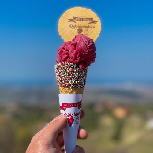 A red wine ice cream made by the Refoškoladnica.
